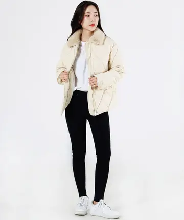 베이지·블랙 톤 패딩과 레깅스 전신 코디 사진