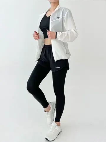 블랙·그레이 톤 레깅스와 나시 전신 코디 사진