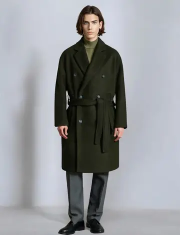 블랙·카키 톤 울 코트와 슬랙스 전신 코디 사진