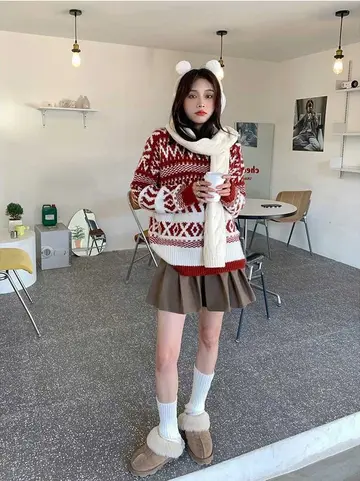 오버핏 니트와 브라운 미니스커트 전신 코디 사진