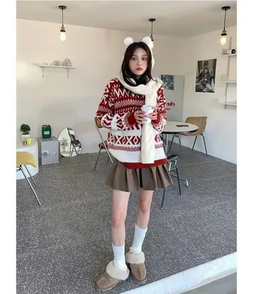 베이지·브라운 톤 니트와 미니스커트 전신 코디 사진