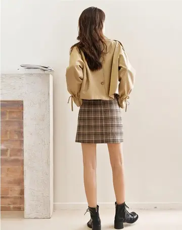 카멜·브라운 톤 오버핏 크롭 트렌치코트와 블라우스 전신 코디 사진