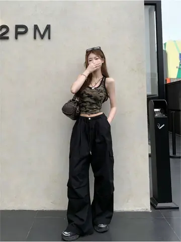 슬림핏 크롭 민소매와 블랙 카고팬츠 전신 코디 사진