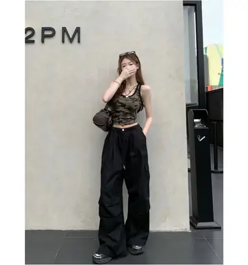 블랙·차콜 톤 크롭 민소매와 카고팬츠 전신 코디 사진