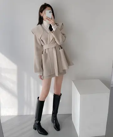 그레이·브라운 톤 울 숏코트와 블라우스 전신 코디 사진