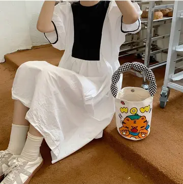화이트 오버핏 롱스커트와 화이트 베스트 전신 코디 사진