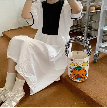 블랙·베이지 톤 롱스커트와 베스트 전신 코디 사진