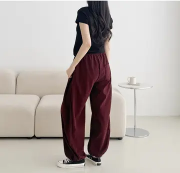 블랙·베이지 톤 셔링 와이드팬츠와 반팔티 전신 코디 사진