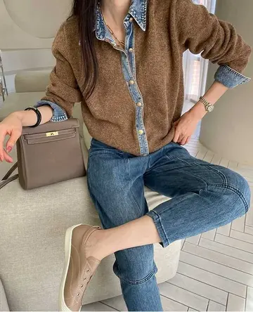 브라운·그레이 톤 데님 니트와 청바지 전신 코디 사진