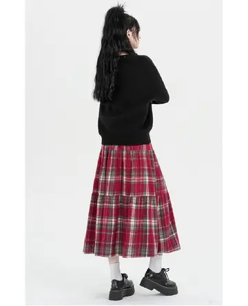 블랙·그레이 톤 미니스커트와 니트 전신 코디 사진