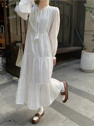 베이지·그레이 톤 오버핏 셔링 롱원피스와 블라우스 전신 코디 사진