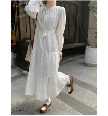 베이지·그레이 톤 셔링 롱원피스와 블라우스 전신 코디 사진