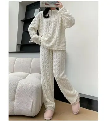 아이보리·블랙 톤 꽈배기 배기팬츠와 니트 전신 코디 사진