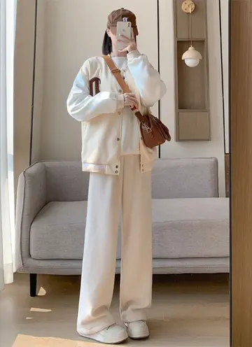 베이지 오버핏 와이드팬츠와 블루종 전신 코디 사진
