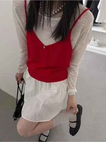 레드 오버핏 니트와 화이트 미니스커트 전신 코디 사진
