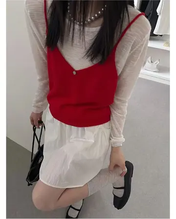 브라운·베이지 톤 니트와 미니스커트 전신 코디 사진