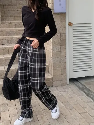 체크 와이드팬츠와 블랙 긴팔티 전신 코디 사진