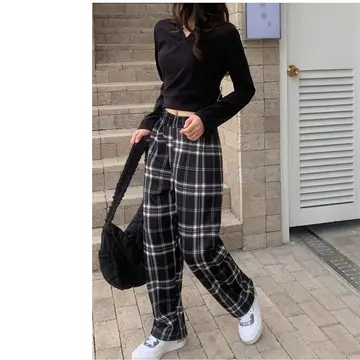 블랙·차콜 톤 와이드팬츠와 긴팔티 전신 코디 사진