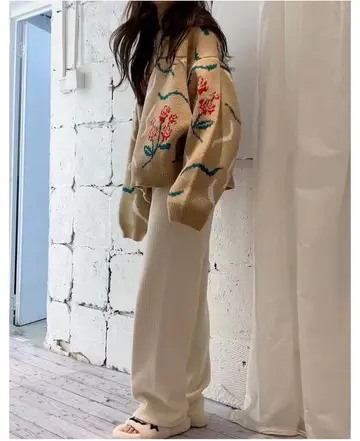 브라운·카멜 톤 코듀로이 와이드팬츠와 니트 전신 코디 사진