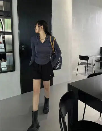 브이넥 후드티와 블랙 반바지 전신 코디 사진