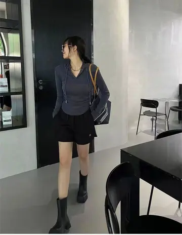 베이지·브라운 톤 브이넥 후드티와 반바지 전신 코디 사진